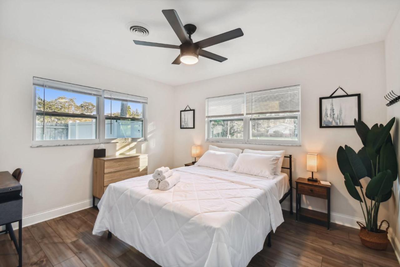 Plush Sheets, Games!, Huge Backyard, Massage Chair Tampa Exterior photo